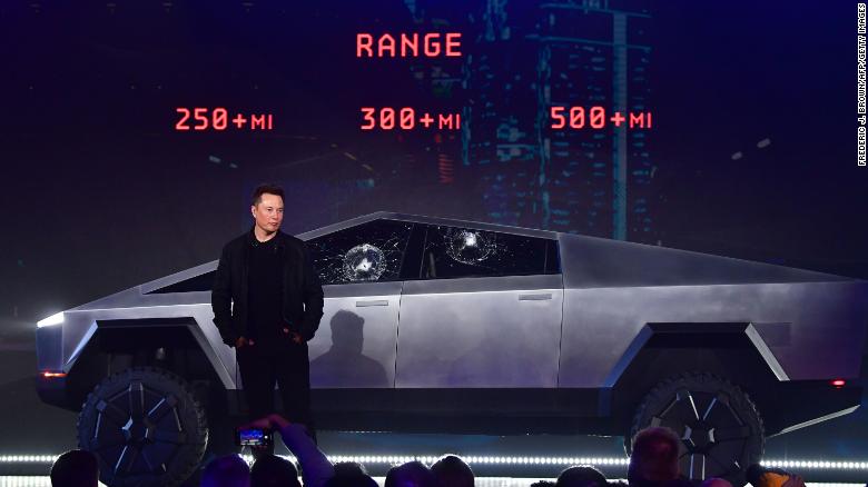 Elon Musk giải thích lý do cửa xe Cybertruck vỡ sau cú ném bi sắt
