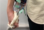 Nhật Bản chế tạo robot mô phỏng cảm giác nắm tay bạn gái