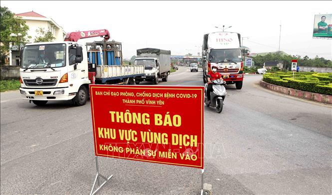 Giữa 'bão' dịch COVID-19: Không “ngăn sông cấm chợ” vận tải