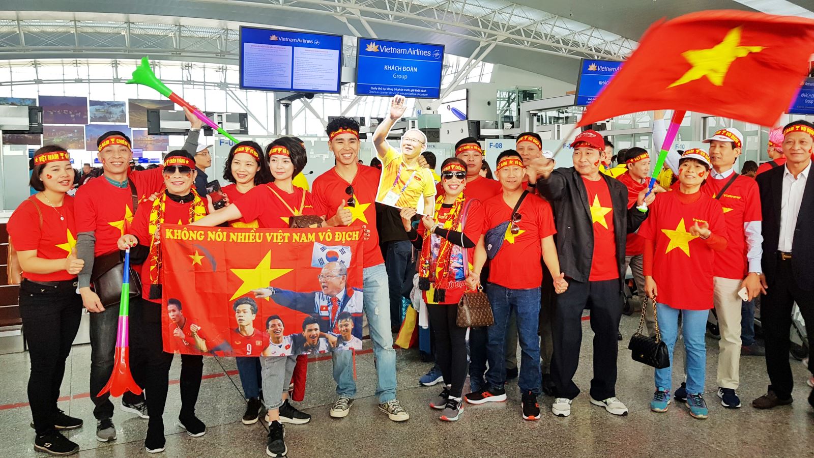 Nghe VietNamNet: Hàng trăm cổ động viên nhuộm đỏ sân bay Nội Bài cổ vũ đội tuyển U22 Việt Nam