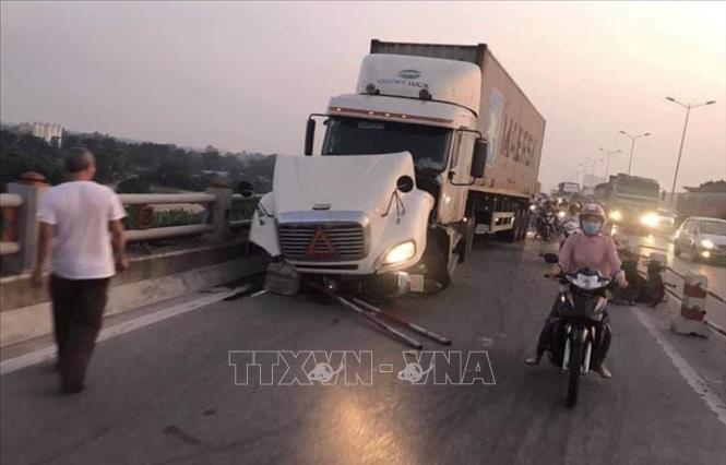 Nghe VietNamNet: Tai nạn cầu Thanh Trì, xe container húc rơi người xuống sông