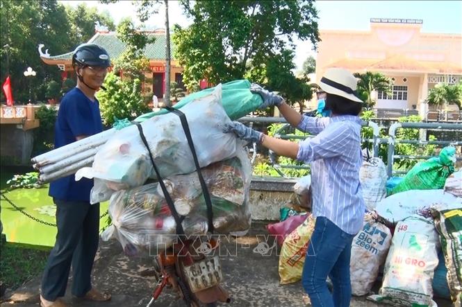Đổi rác thải nguy hại lấy sách vở cho học sinh