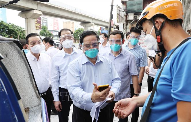 Thủ tướng kiểm tra đột xuất các điểm nóng dịch COVID-19 tại Hà Nội