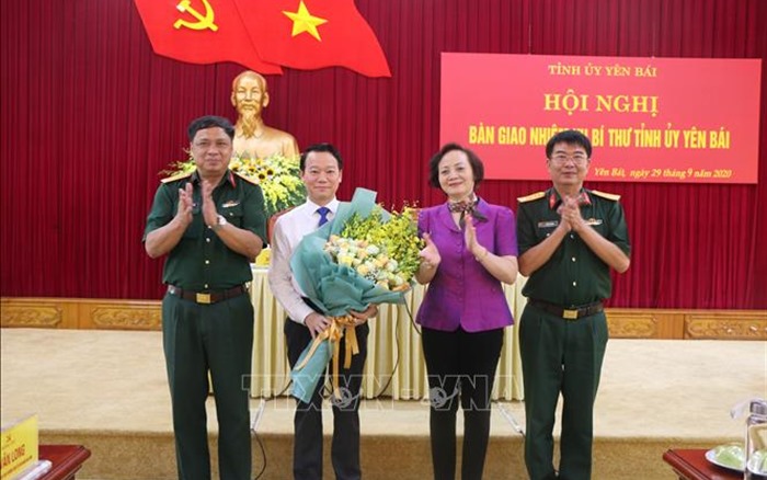 Bàn giao nhiệm vụ Bí thư Tỉnh ủy Yên Bái
