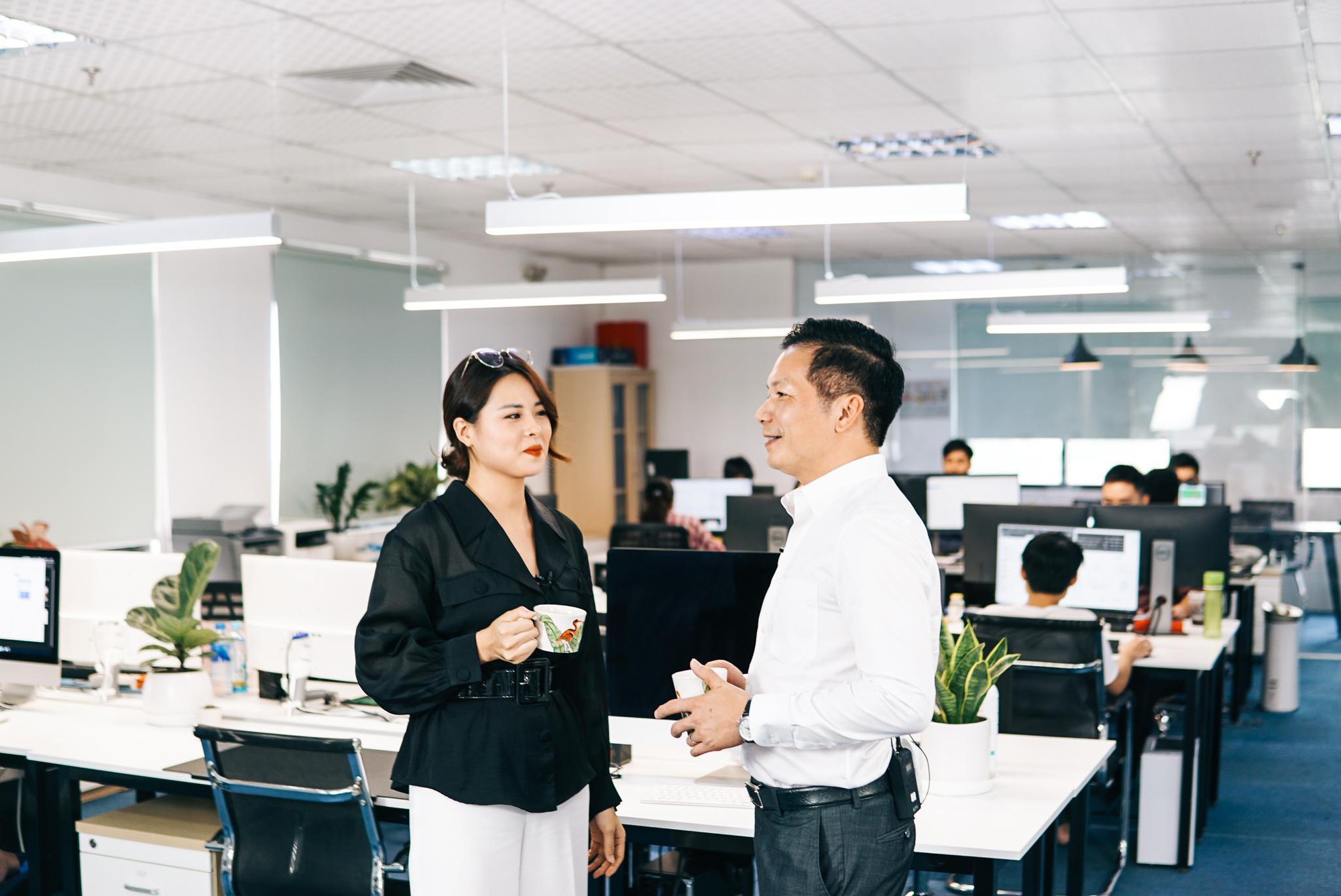 Shark Hưng: Đừng chỉ dùng smartphone để chat chit, kiếm bạn gái cũng vui nhưng kiếm tiền còn vui hơn - Ảnh 1.