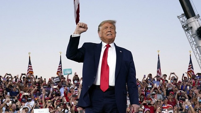 Ông Trump tuyên bố khỏi Covid-19, đủ khỏe để ôm hôn mọi người