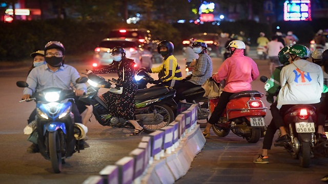 Xe máy đi ngược chiều ở Ngã Tư Sở, thêm ùn tắc và nguy cơ gây tai nạn