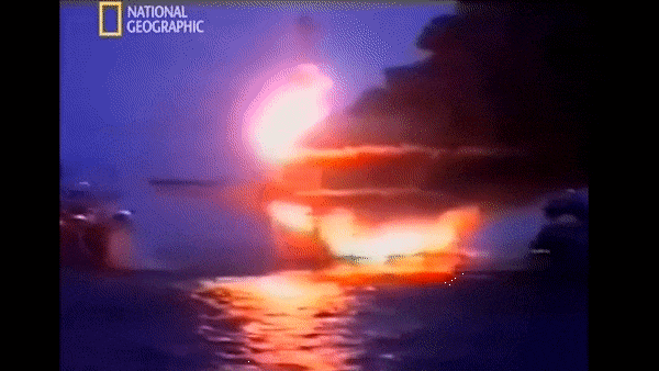 Giàn khoan hóa cầu lửa 'nuốt chửng' cả trăm người giữa biển