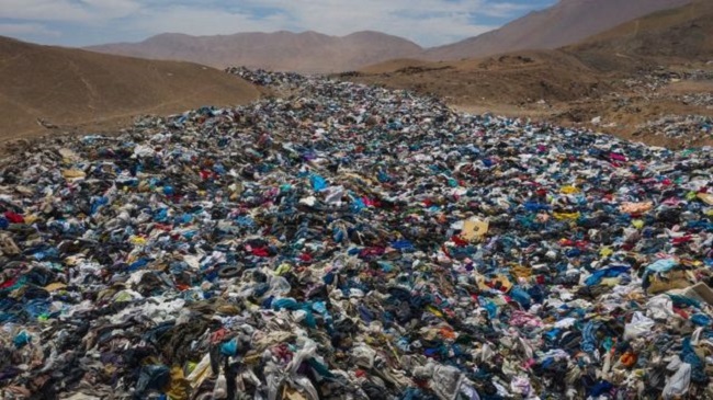 Bên trong 'nghĩa địa' quần áo khổng lồ ở giữa sa mạc của Chile