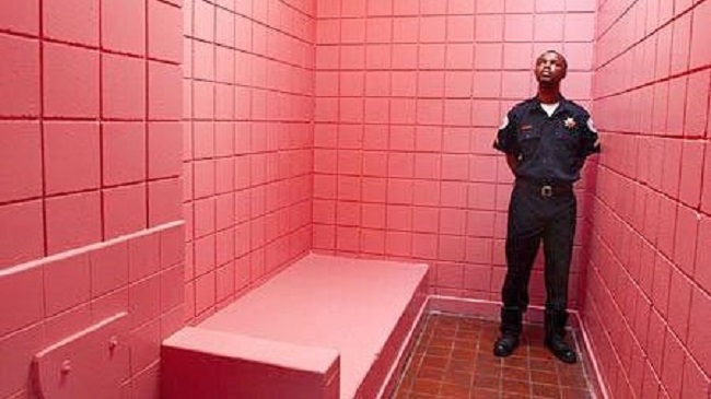 Lý do nhiều nhà tù được sơn màu hồng