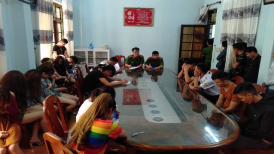 Nghe VietNamNet: Đột kích quán karaoke, phát hiện hàng chục đối tượng phê ma tuý