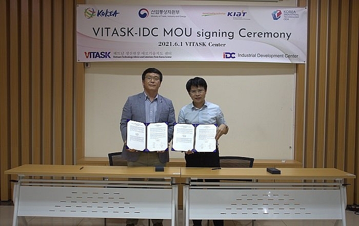 Phó Giám đốc VITASK An Kyoung Jin (bên trái) và Quyền Giám đốc IDC Đỗ Nam Bình (bên phải) đại diện hai bên ký Biên bản ghi nhớ.
