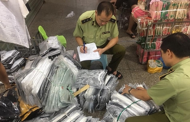 Thu giữ gần 4.700 hàng giả, nhái, nhập lậu ở chợ Ninh Hiệp