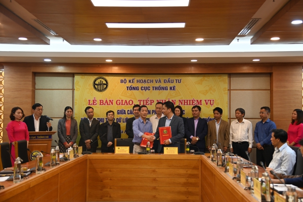 Lễ bàn giao tiếp nhận nhiệm vụ giữa các vụ, văn phòng Tổng cục thống kê với Cục Thu thập dữ liệu và Ứng dụng công nghệ thông tin Thống kê