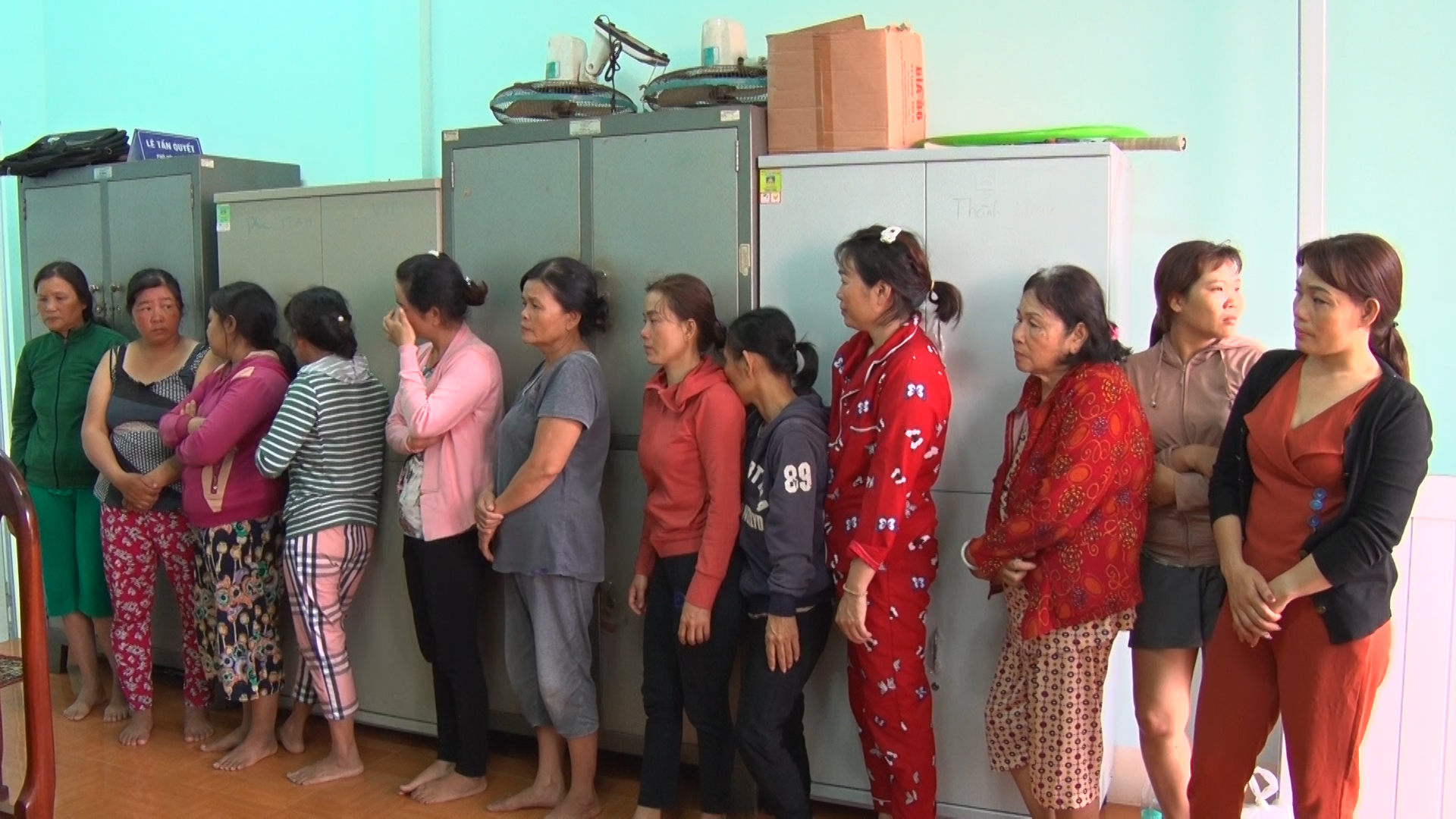 Nghe VietNamNet: Tạm giữ 14 đối tượng là nữ giới tham gia đánh bạc