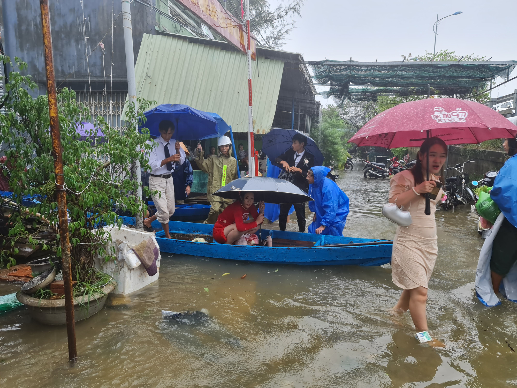 Quảng Nam: Cô bé tên “lụt” sinh ra mùa lụt, đám cưới cũng trúng mùa lụt - Ảnh 7.