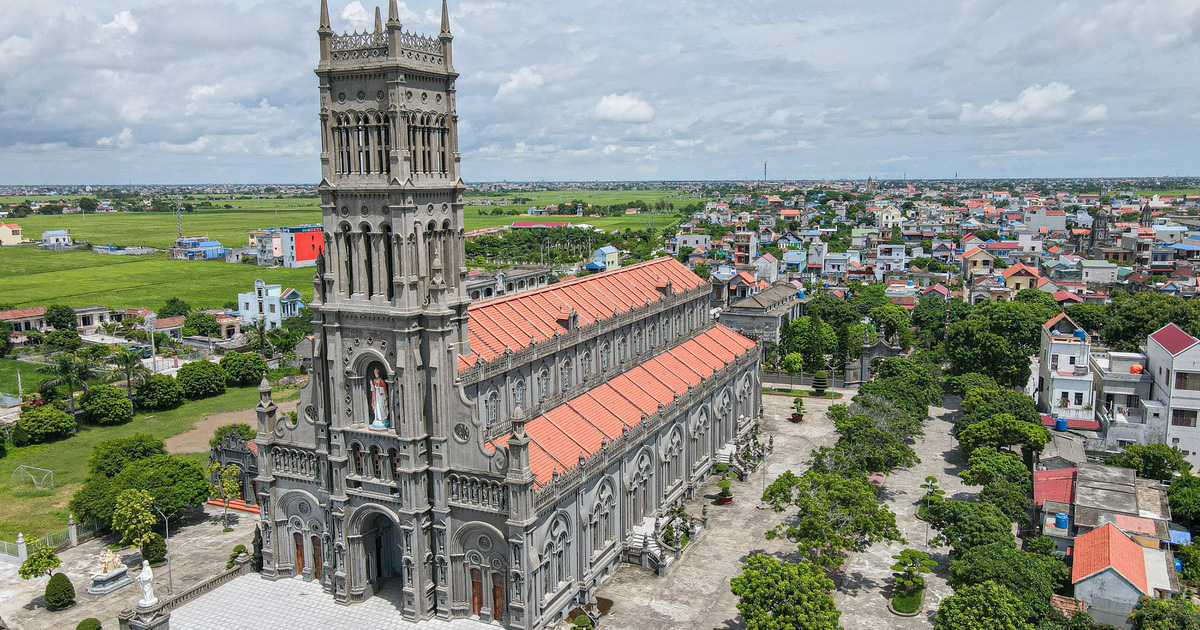 Đền Thánh Sa Châu - nhà thờ Nam Định đẹp uy nghi như ở trời Âu