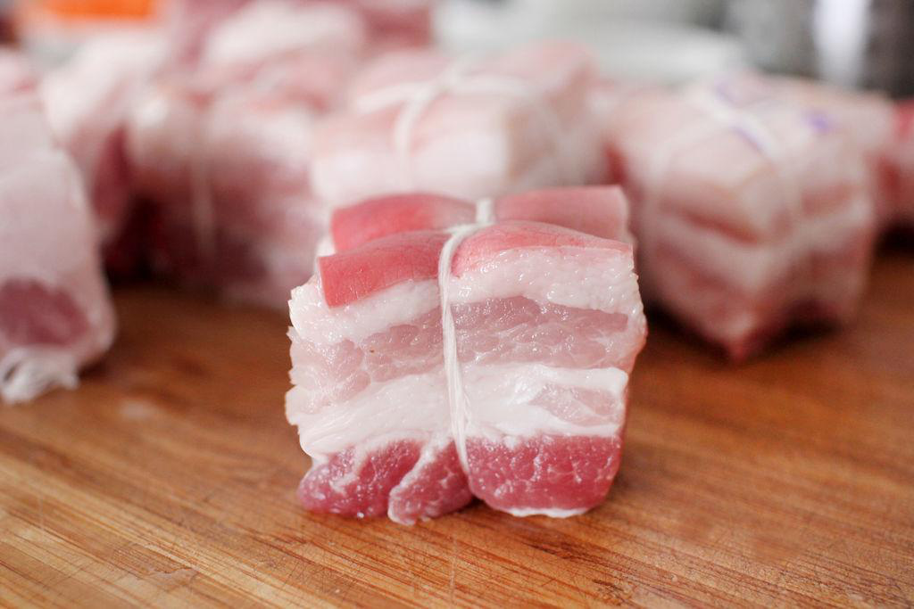 Bí mật trong món thịt ba chỉ kho đẹp mắt, thơm mềm, chồng con ăn