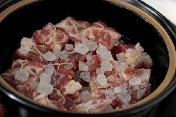 Bí mật trong món thịt ba chỉ kho đẹp mắt, thơm mềm, chồng con ăn