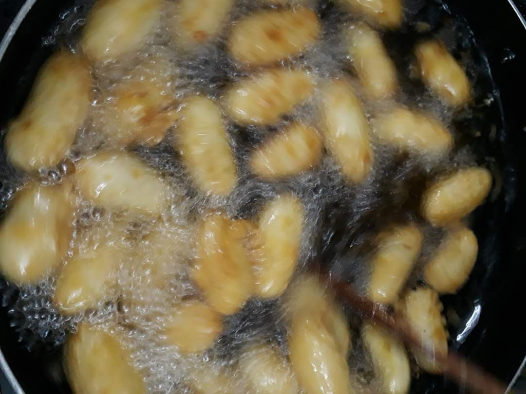 Mẹo nhỏ làm món khoai lang kén vỏ ngoài giòn rụm bên trong thơm mềm - Ảnh 2.