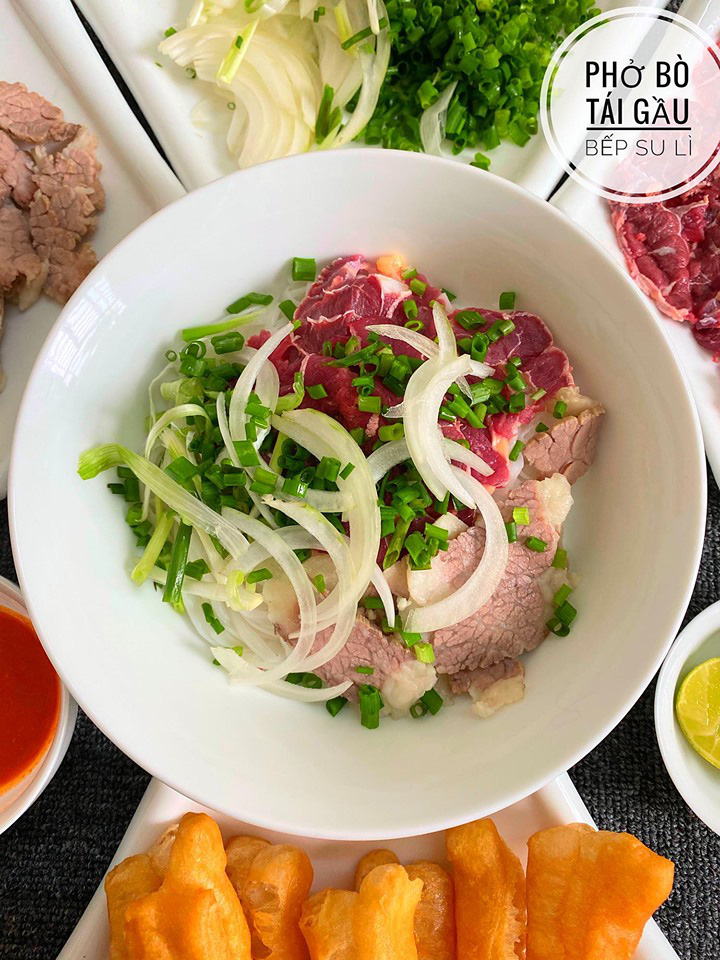 Nấu Phở bò gầu tái đổi vị cho cả nhà - Ảnh 2.
