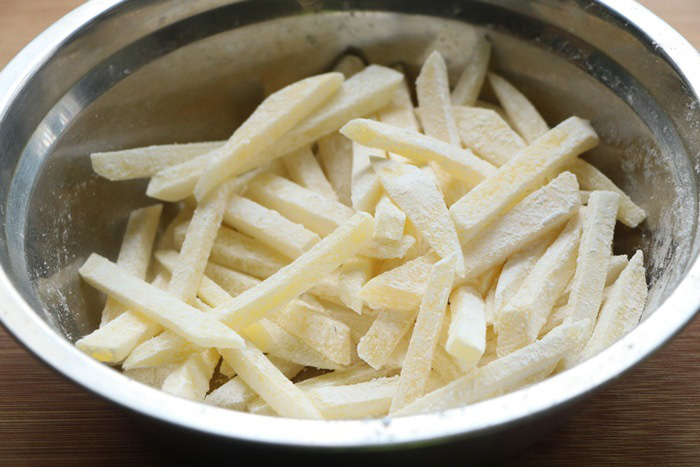 Mẹo làm khoai tây chiên ngoài giòn, trong mềm, vàng ươm, thơm phức - Ảnh 4.