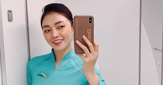 Nữ tiếp viên hàng không xinh đẹp, gợi cảm