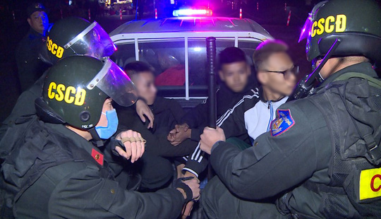 Nhóm thiếu niên choai choai chuyên tụ tập đánh võng, tạt đầu xe trêu chọc cảnh sát - Ảnh 1.