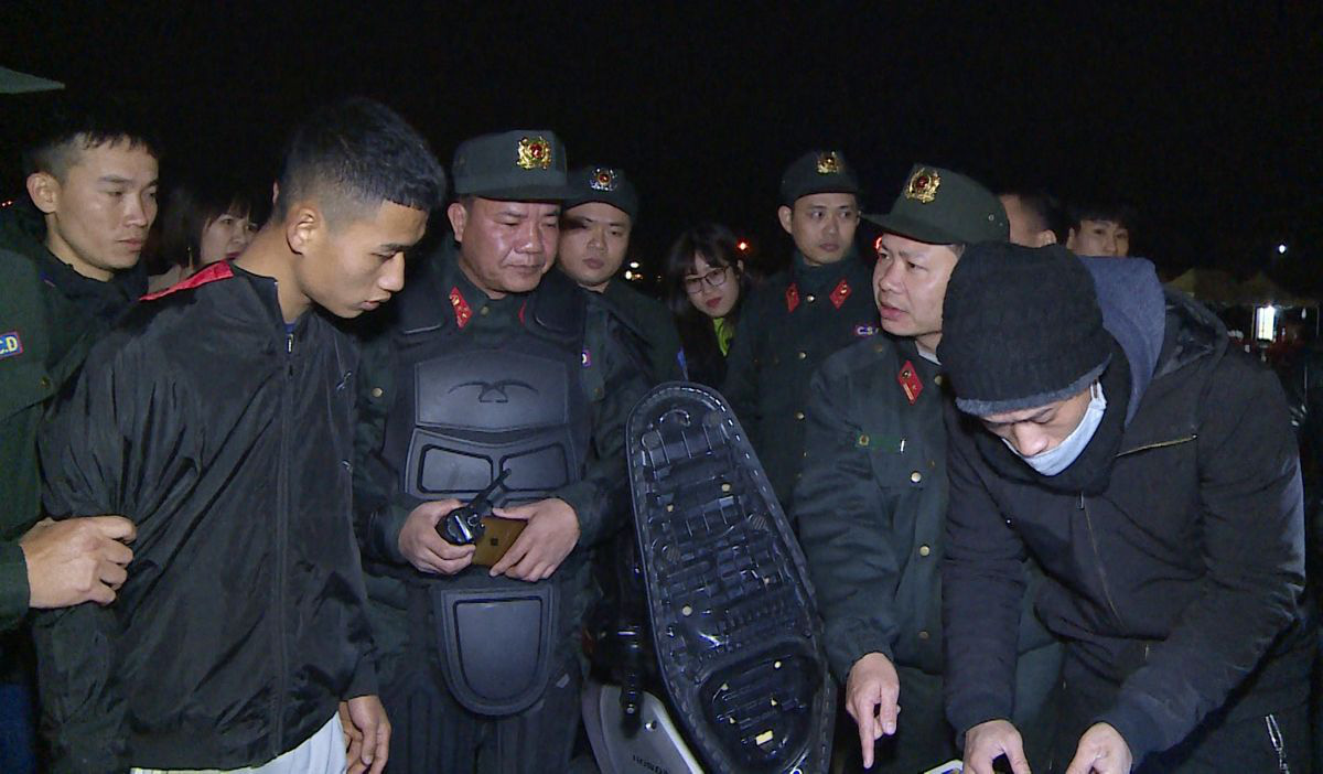 Nhóm thiếu niên choai choai chuyên tụ tập đánh võng, tạt đầu xe trêu chọc cảnh sát - Ảnh 2.