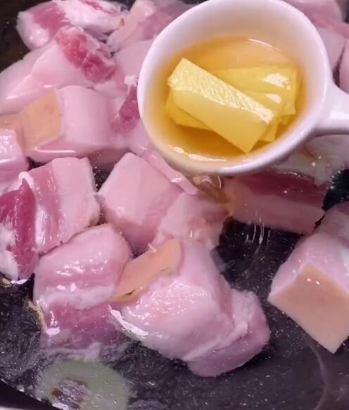 Cách nấu thịt lợn kho tại nhà đơn giản nhất với 4 bước - Ảnh 2.