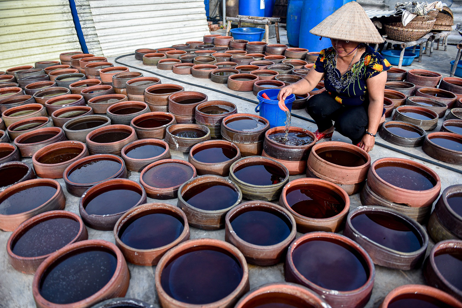 Gia đình 4 đời làm đặc sản nước mắm truyền thống "ngày hong nắng, tối phơi sương" - Ảnh 2.