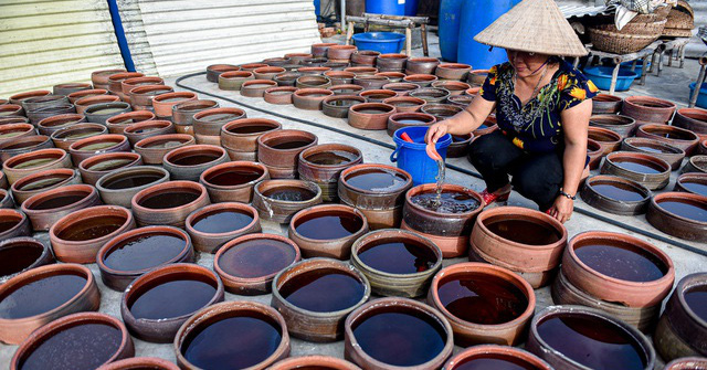 Gia đình 4 đời làm đặc sản 'bốc mùi' 'ngày hong nắng, tối phơi sương'