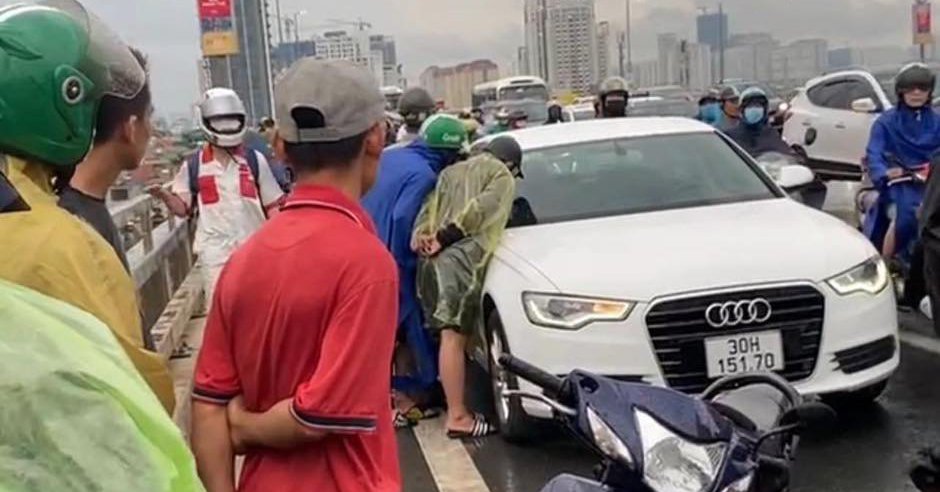 Điều tra vụ người đàn ông rơi xuống cầu Nhật Tân và chiếc xe Audi bị bỏ lại trên cầu