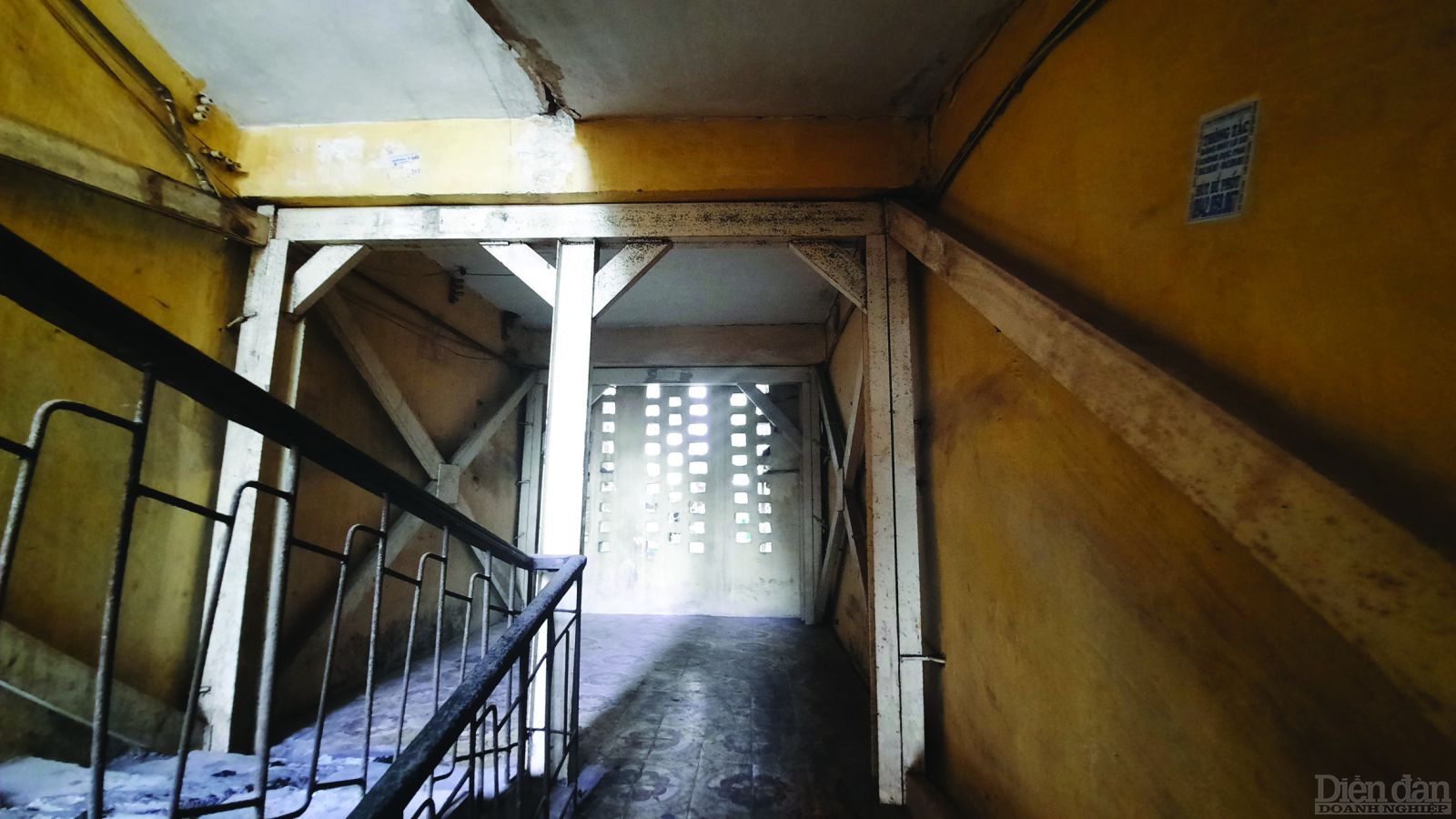 Nhà E6 khu tập thể Thành Công, sau 8 năm kiến nghị mới được xác định mức nguy hiểm cấp C để được gia cố chống đỡ (Ảnh: Lê Sáng)