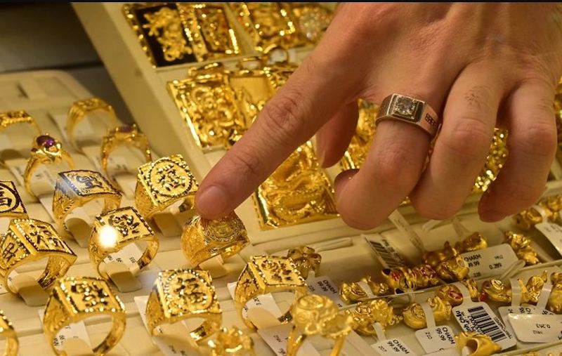 Those who buy gold for long-term storage, from 10 to 20 years, should go in the direction of ring gold, because when they are ready to store long-term, they should choose gold whose price is close to the world price.