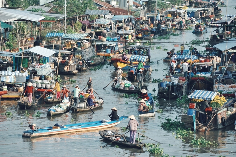 Floating market in rainy days