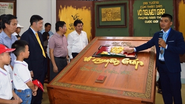 Quang Binh museum receives record calligraphy book on General Vo Nguyen Giap