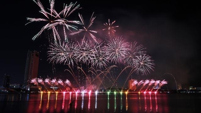 Colourful firework displays wow spectators in Da Nang