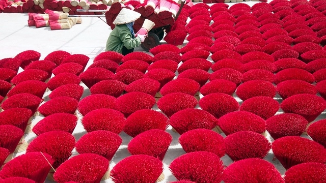 Visiting incense-making Quang Phu Cau village