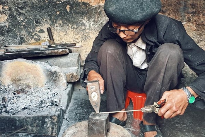 The last silver engravers in Lao Sa hamlet