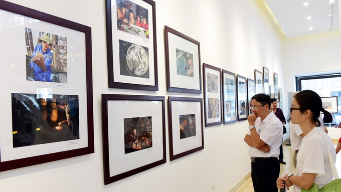Photo exhibition reveals beautiful moments in Hanoi