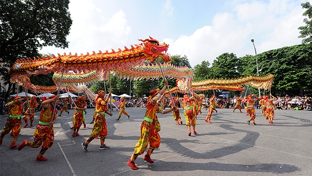 Joyful dragon dance festival celebrates Hanoi's liberation