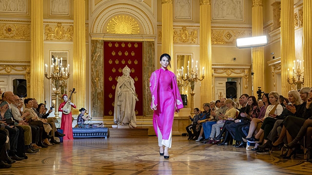 Fashion show introduces Vietnam’s brocade weaving and silk in Russia