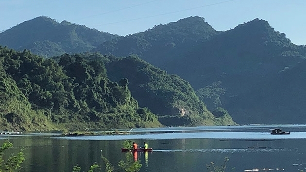 Kayaking on mountain’s lake