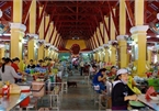 Sampling delicacies at Hoi An market