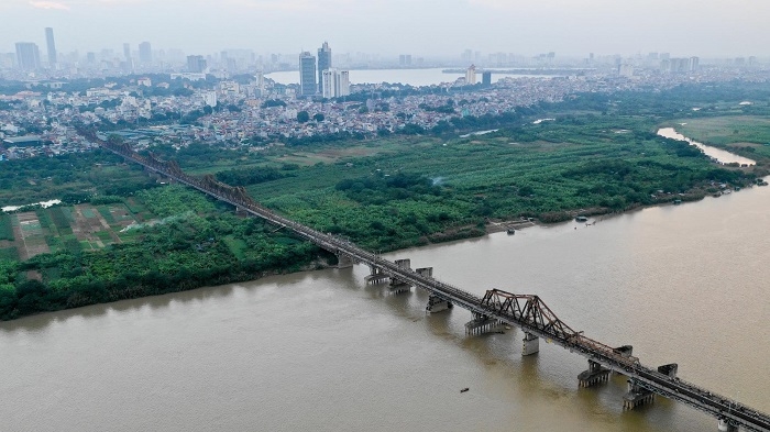 Overview of bridges spanning Red River in Hanoi
