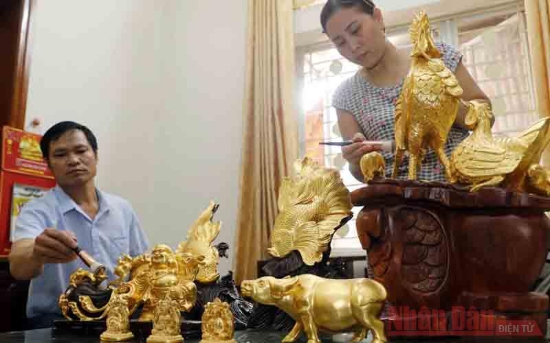 Time-honoured craft of gold laminating in Kieu Ky village