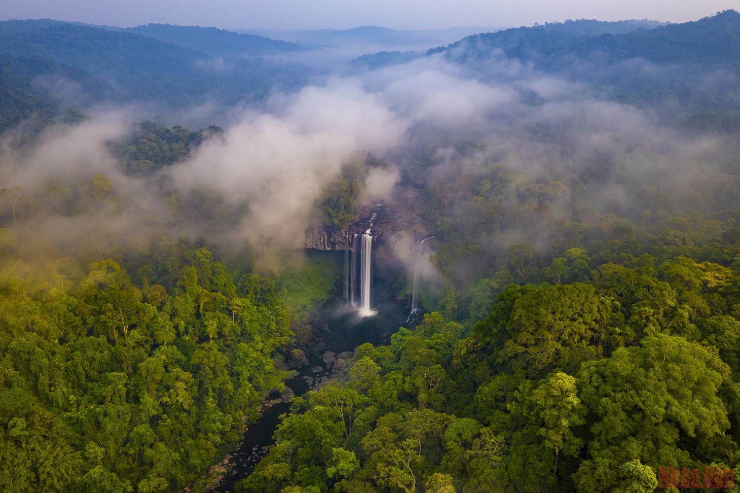 Magnificent beauty of Hang En Waterfall