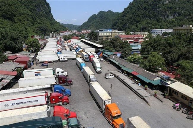 Hundreds of fruit trucks jam northern border gate