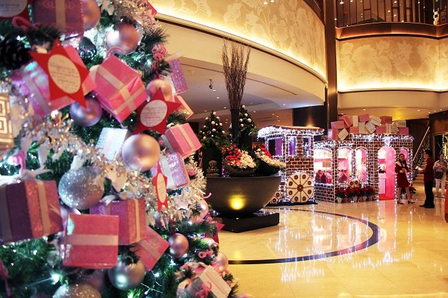 Mừng Giáng Sinh với christmas decorations in hotel lobby mà đẹp mắt và ấm áp